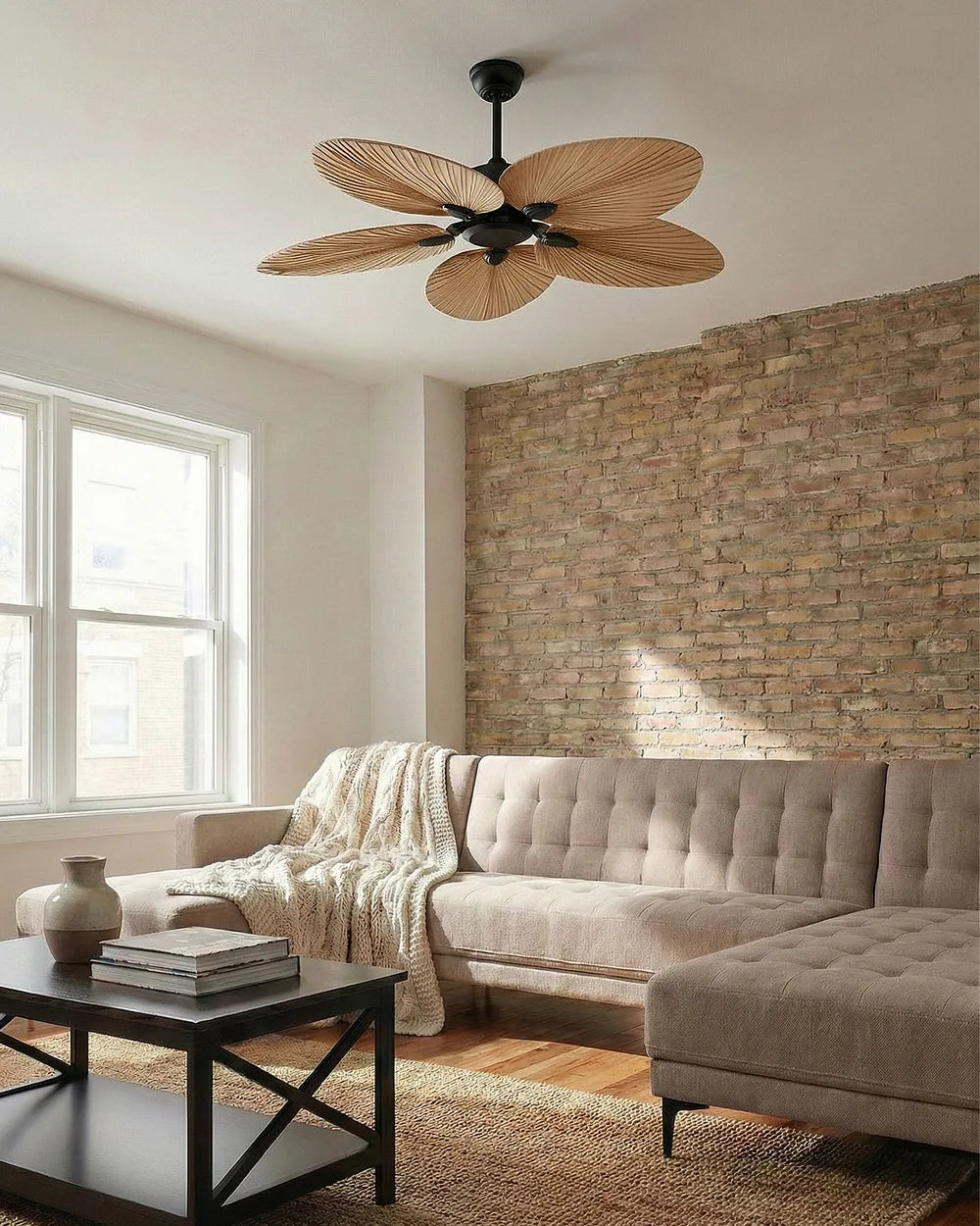 Ventilateur de plafond style exotique LOMBOK installé au-dessus d'un salon moderne au design scandinave.