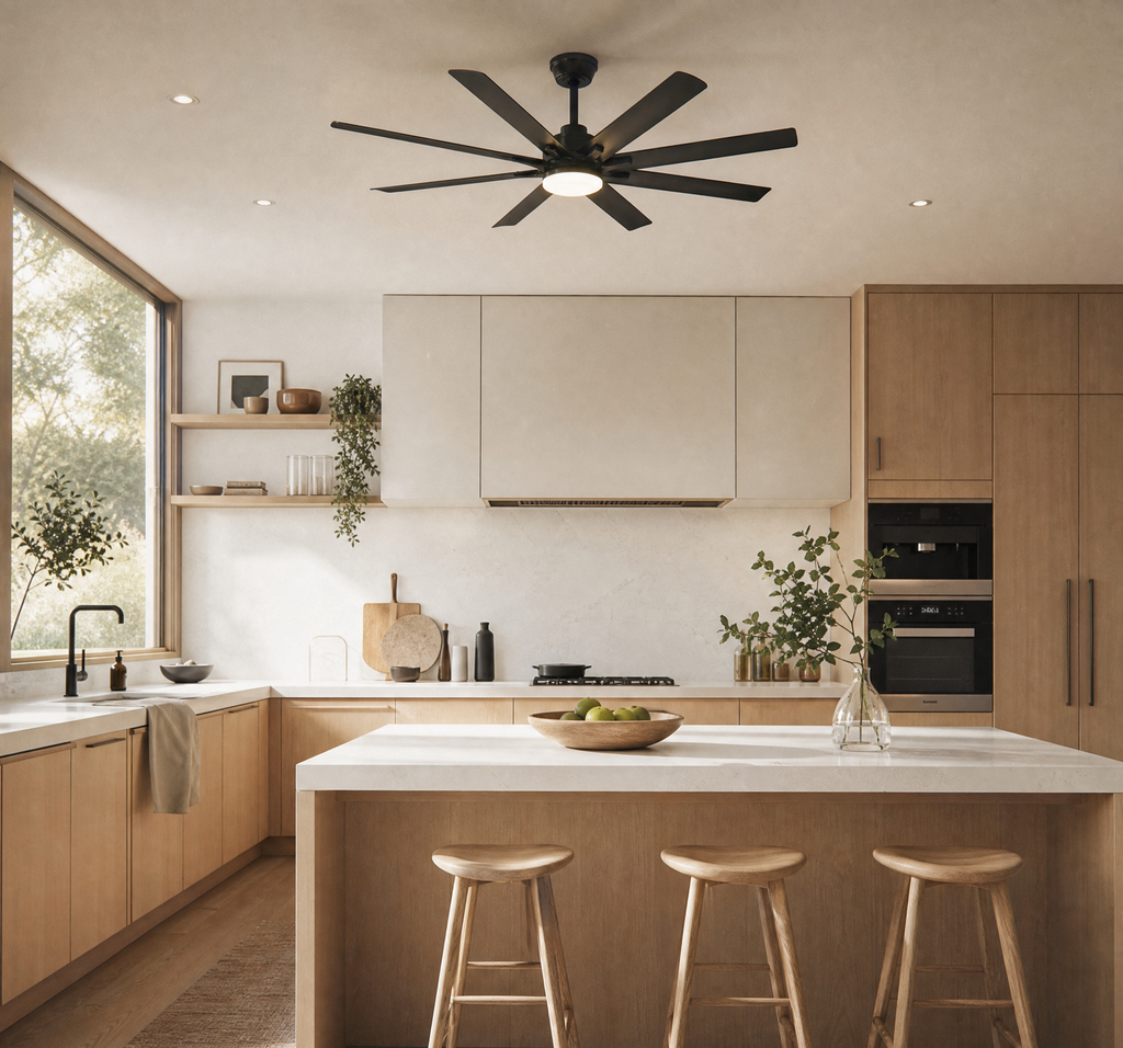 Ventilateur de plafond dans une cuisine scandinave
