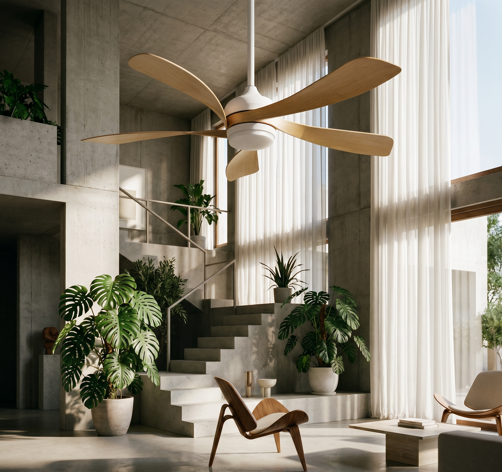 Ventilateur de plafond Ariaze 5 pales en bois clair installé dans un salon spacieux, brassage d'air puissant et basse consommation