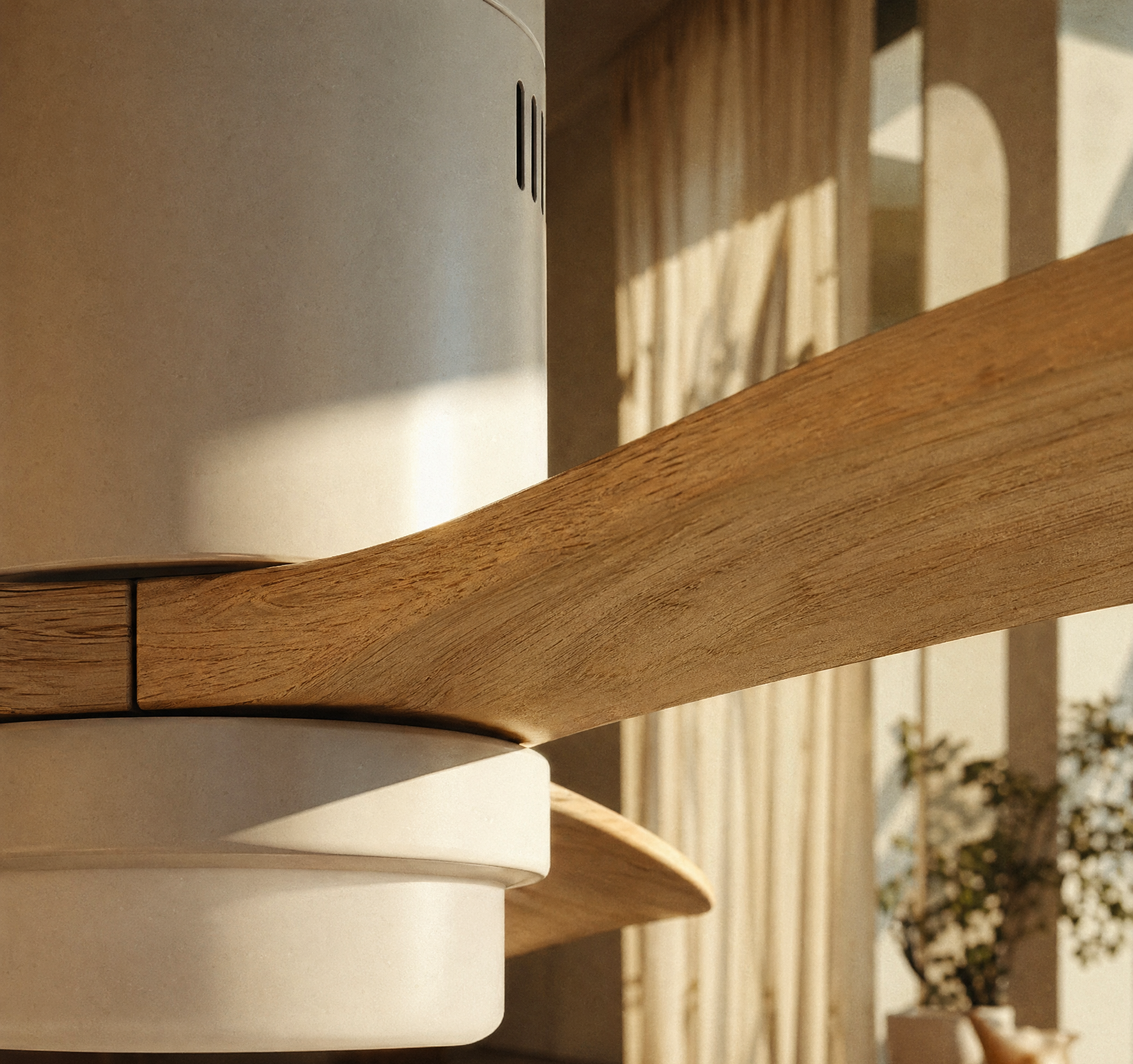 Gros plan sur la pale en bois clair et la base blanche compacte du ventilateur de plafond Ariaze, finition soignée et design naturel