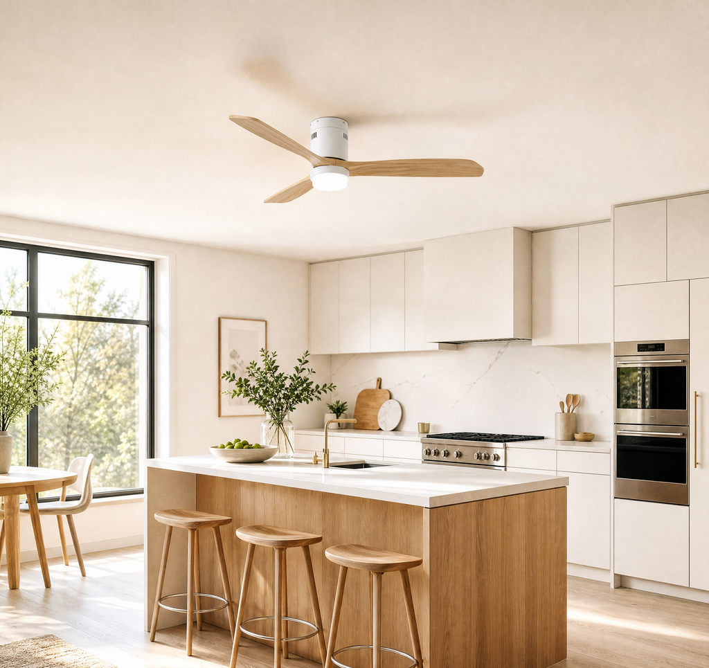 Ventilateur de plafond Ariaze blanc et bois clair installé dans une cuisine design et fonctionnement silencieux