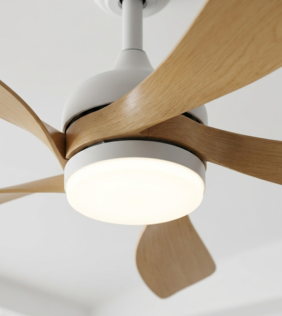 Vue rapprochée du ventilateur de plafond Ariaze bois clair avec son éclairage LED intégré allumé et son moteur DC silencieux