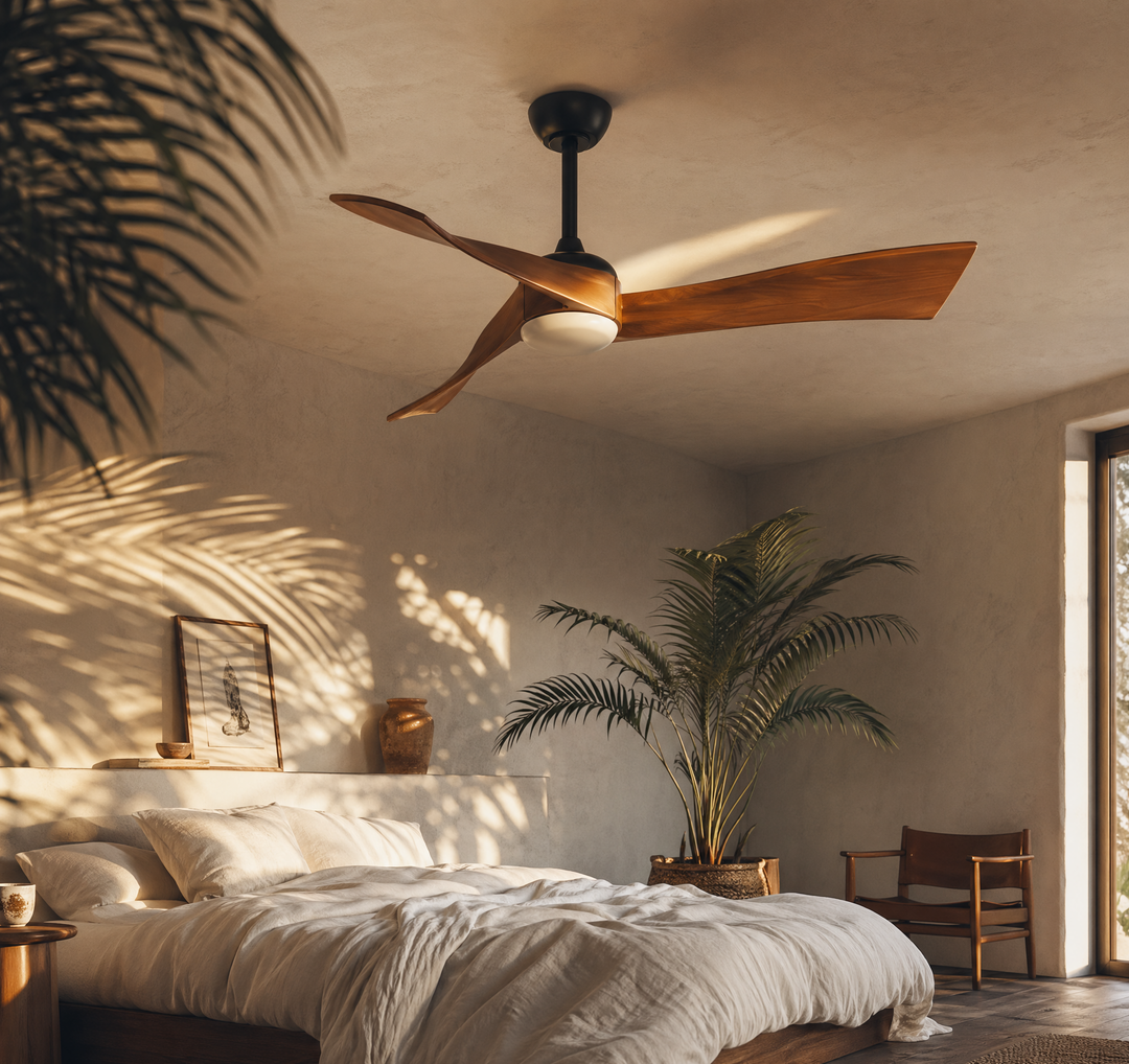 Ventilateur de plafond Ariaze bois foncé installé dans une chambre lumineuse au style nature, moteur DC silencieux et basse consommation