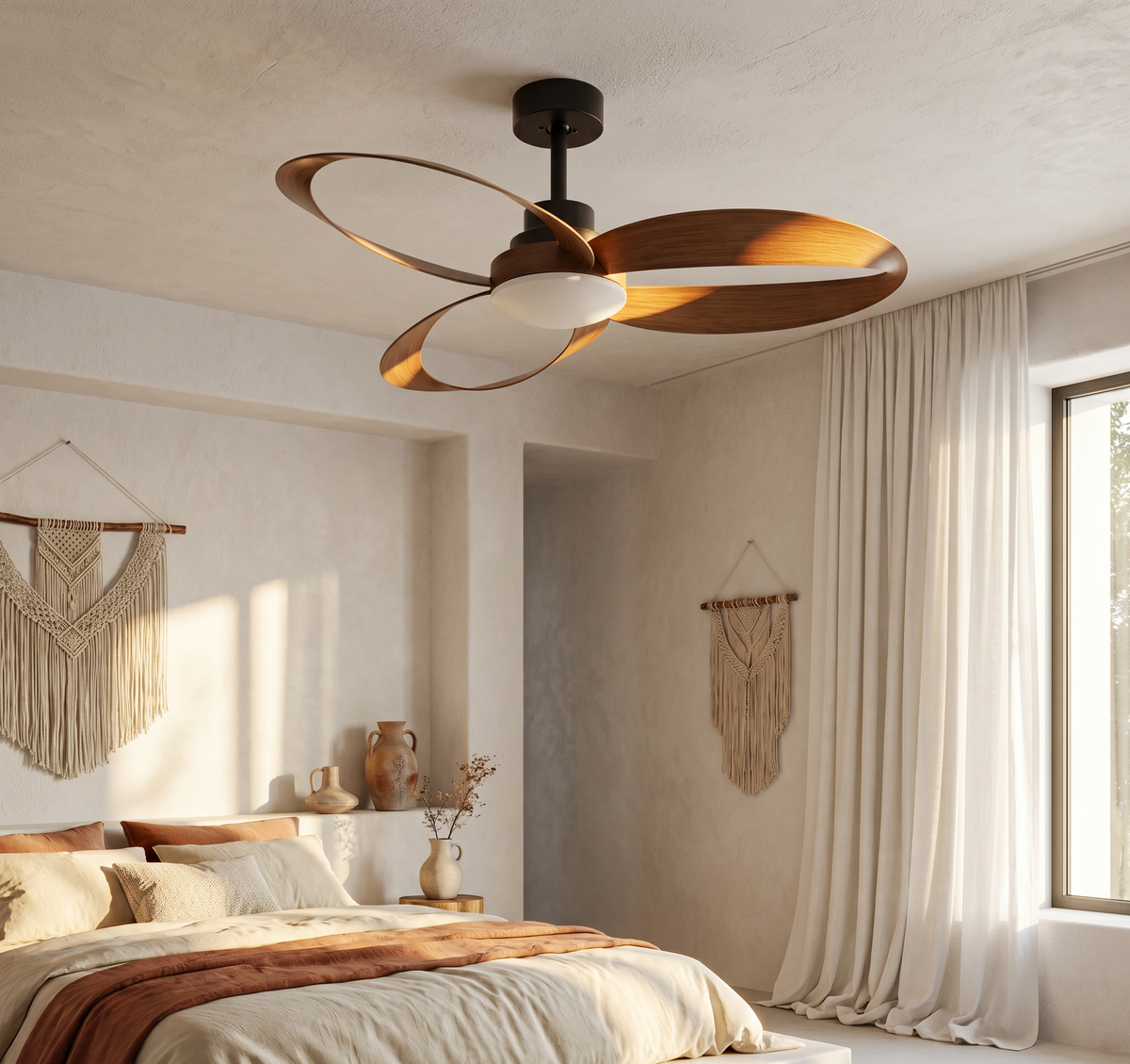 Ventilateur de plafond Ariaze au design original avec pales ovales en bois foncé et éclairage LED, idéal pour décoration bohème