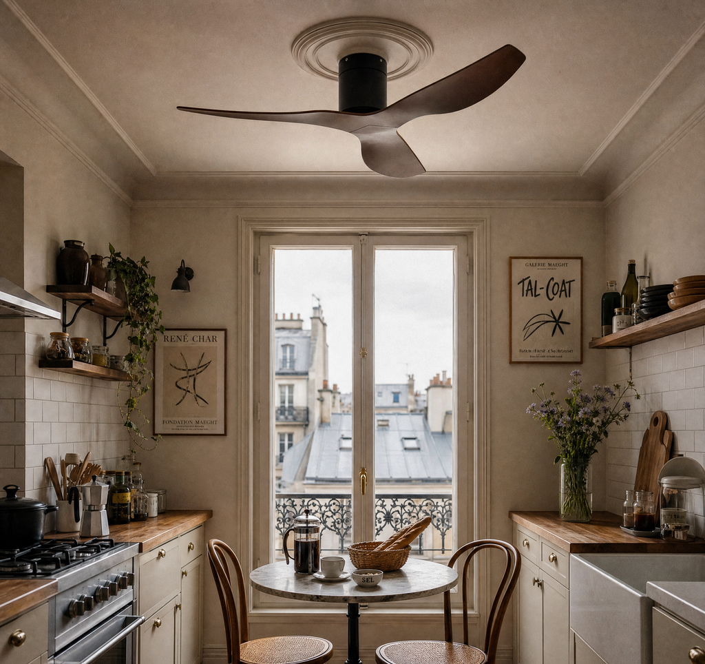 Ventilateur de plafond Ariaze dans une cuisine lumineuse parisienne 