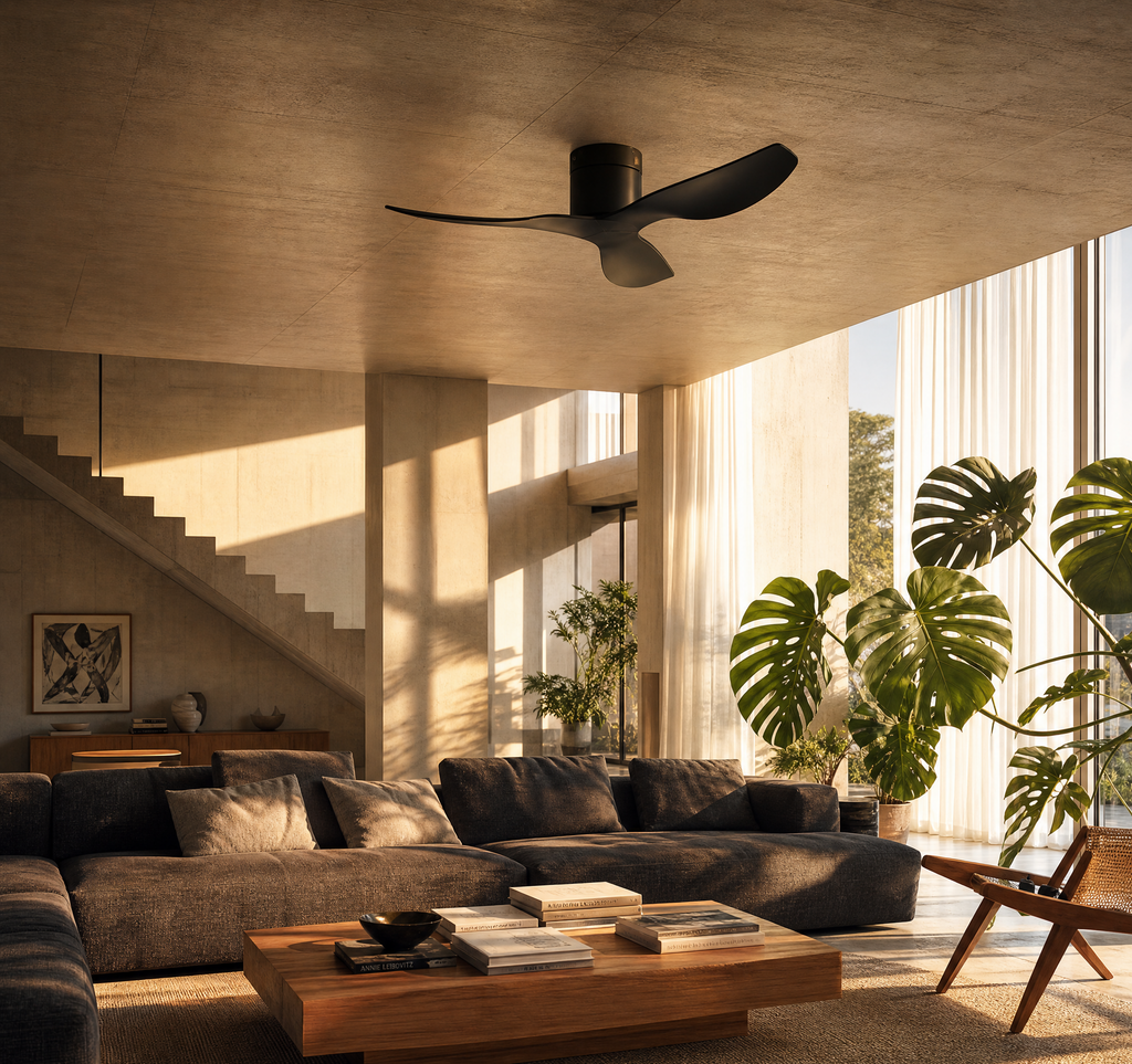Ventilateur de plafond Ariaze au design moderne dans un salon lumineux, moteur DC silencieux et basse consommation