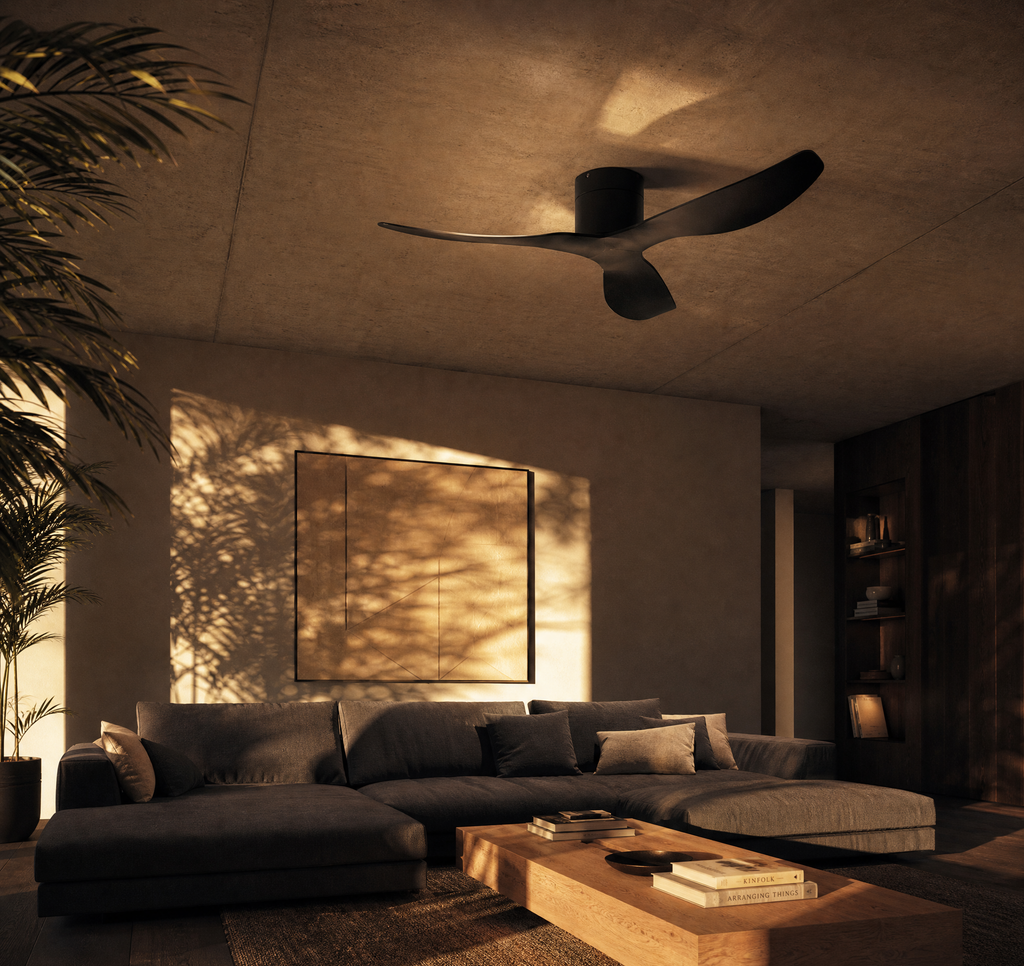 Ventilateur de plafond Ariaze au design moderne dans un salon, moteur DC silencieux et basse consommation