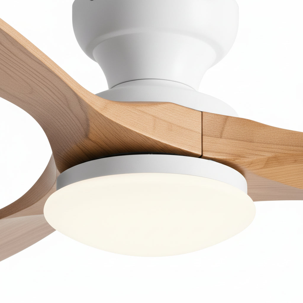 Vue rapprochée du ventilateur de plafond Ariaze avec sa base blanche, son éclairage LED intégré et ses pales en bois clair