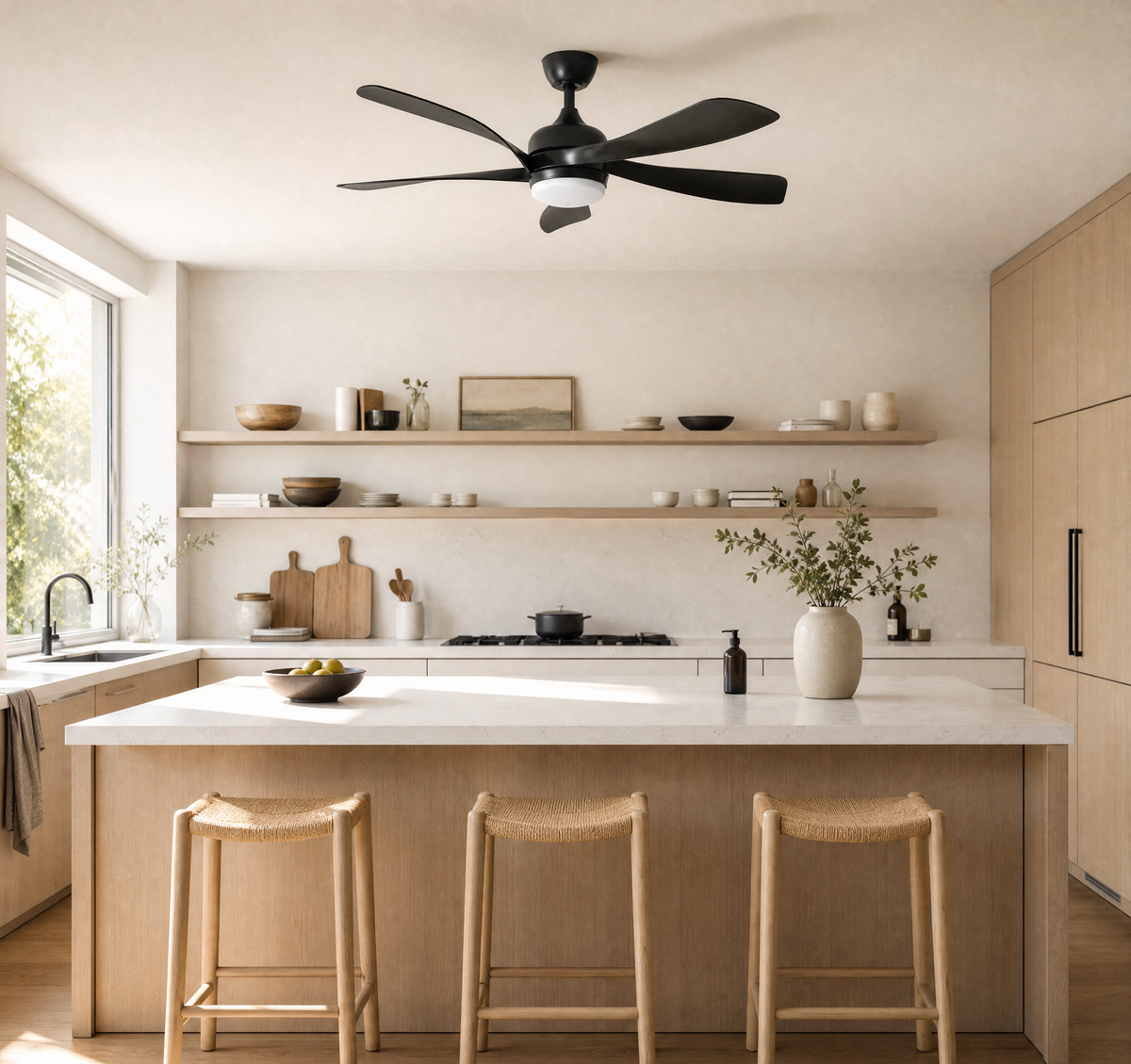 Ventilateur de plafond Ariaze 6 pales avec LED dans une cuisine scandinave, moteur DC silencieux et basse consommation