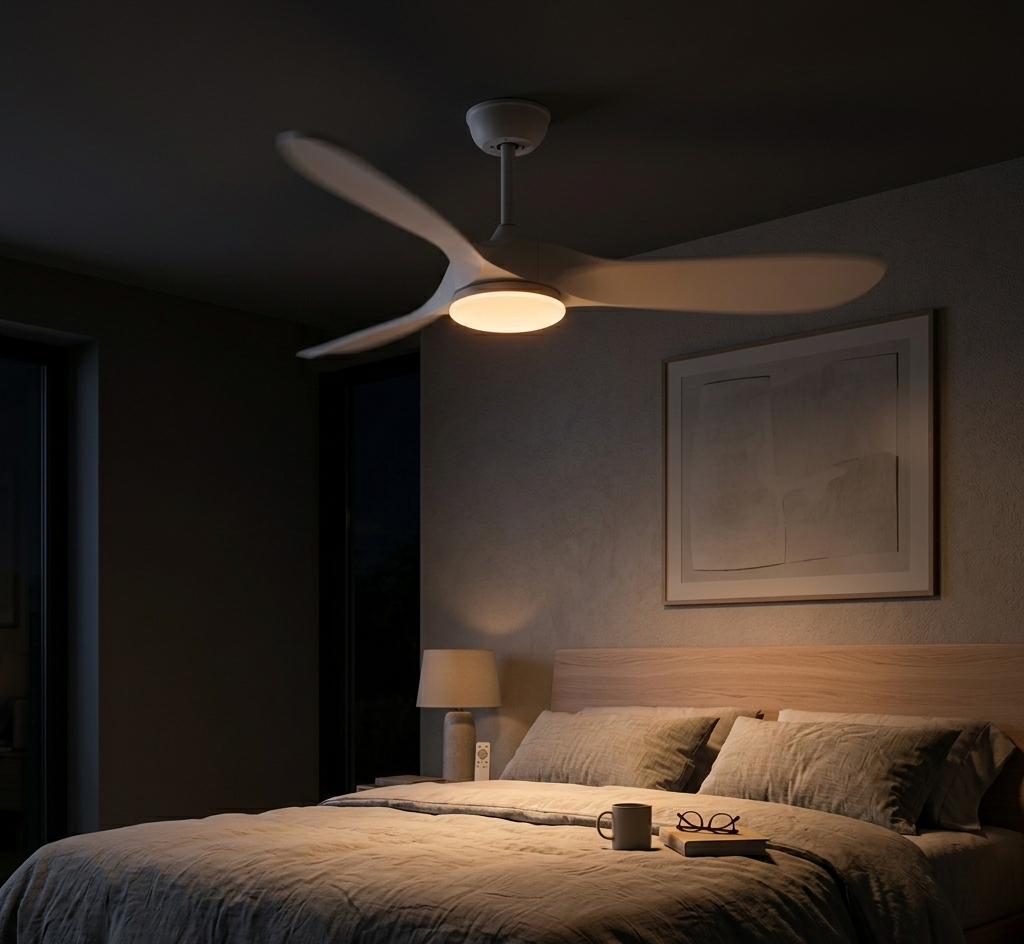 Ventilateur de plafond blanc Ariaze avec éclairage LED allumé dans une chambre à l'ambiance tamisée, moteur DC ultra silencieux