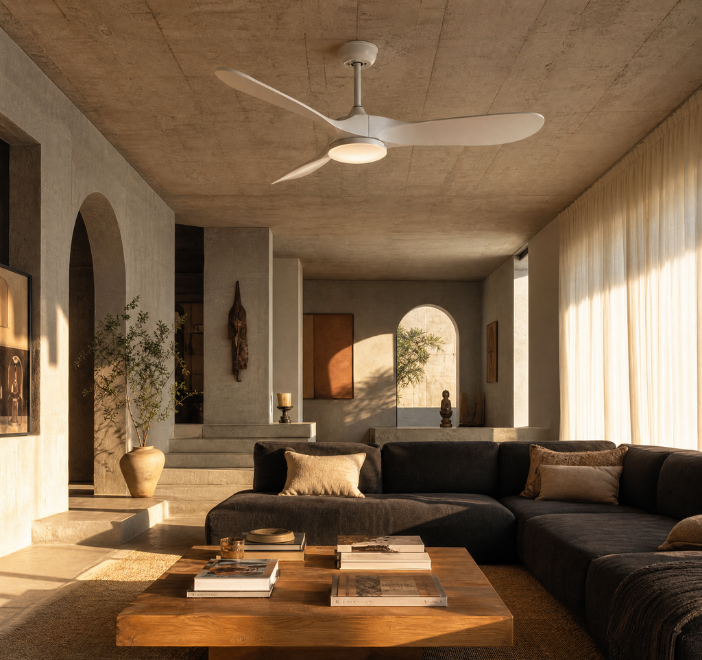 Ventilateur de plafond blanc Ariaze avec éclairage LED allumé dans un salon, moteur DC ultra silencieux