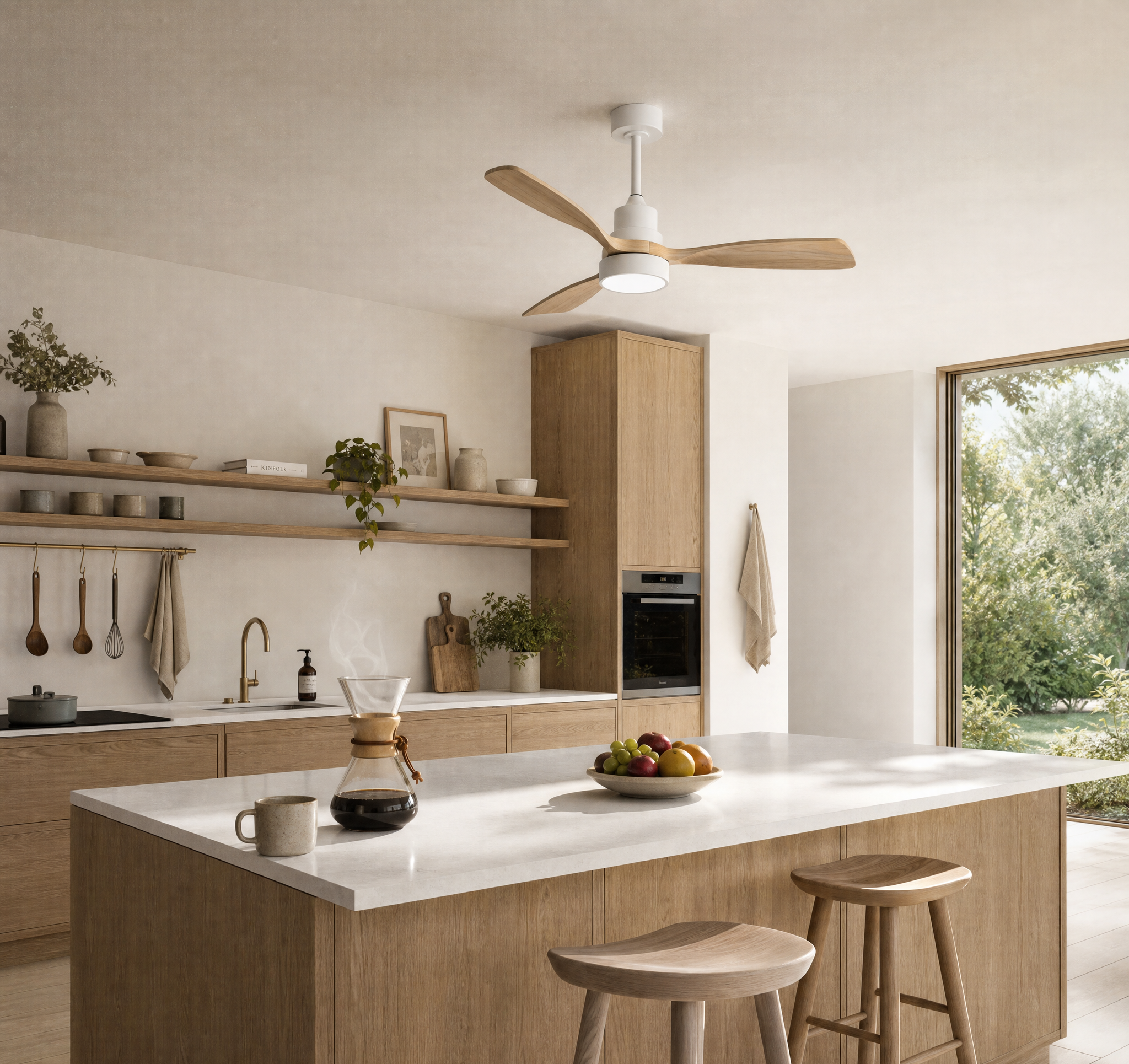 Ventilateur de plafond Ariaze en bois dans une cuisine moderne lumineuse, design silencieux avec moteur DC basse consommation et mode hiver été