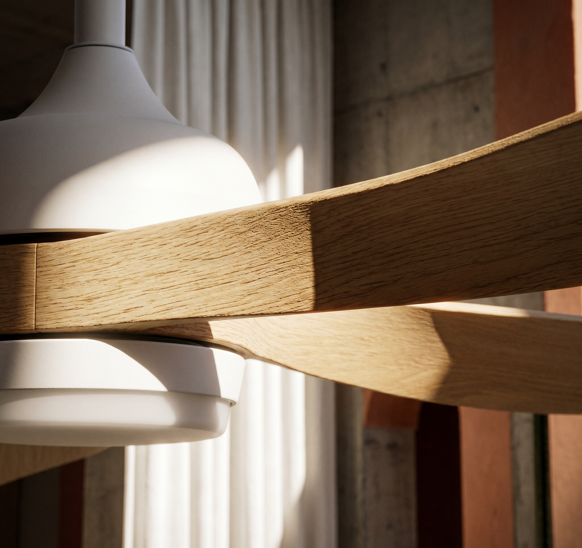 Gros plan sur les pales en bois clair du ventilateur de plafond Ariaze, finition naturelle et design soigné pour un rendu haut de gamme