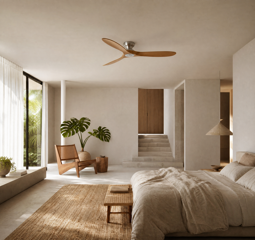 Ventilateur de plafond Ariaze en marron installé dans un salon moderne boheme, design épuré et fonctionnement silencieux grâce au moteur DC