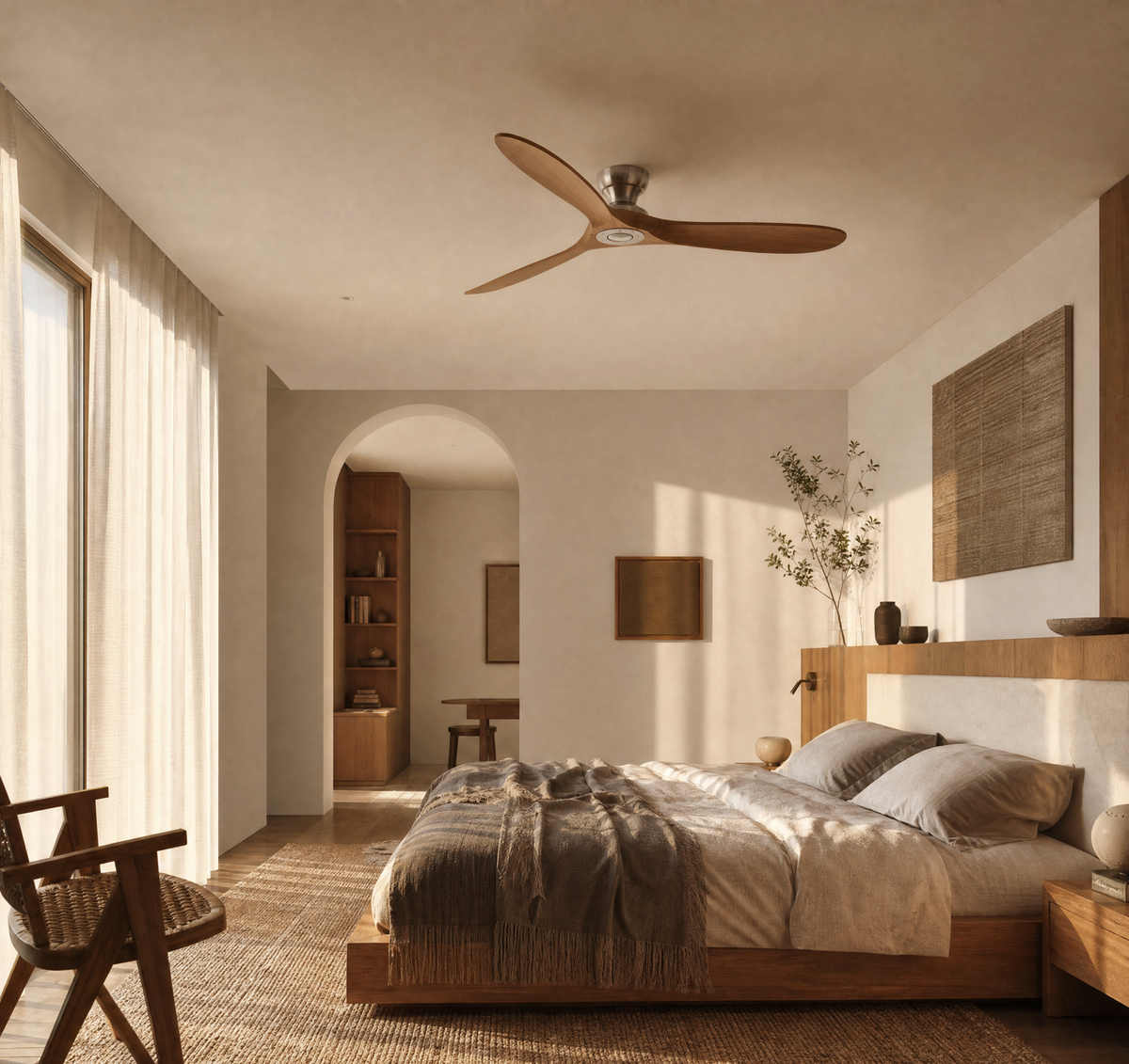 Ventilateur de plafond Ariaze en marron installé dans un salon moderne, design épuré et fonctionnement silencieux grâce au moteur DC