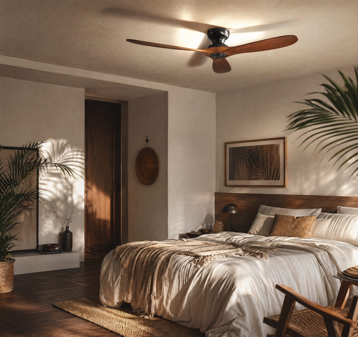 Ambiance chambre chaleureuse avec un ventilateur de plafond en bois Ariaze installé au-dessus d'un lit.