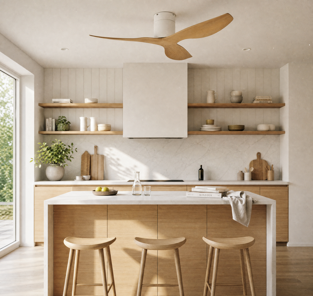 Ventilateur de plafond Ariaze base blanc et pales bois clair dans un cuisine 