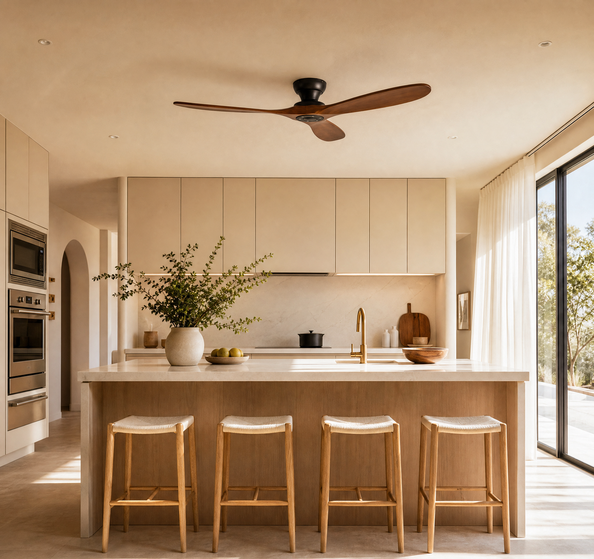 Ventilateurs de plafond Ariaze dans une cuisine lumineuse