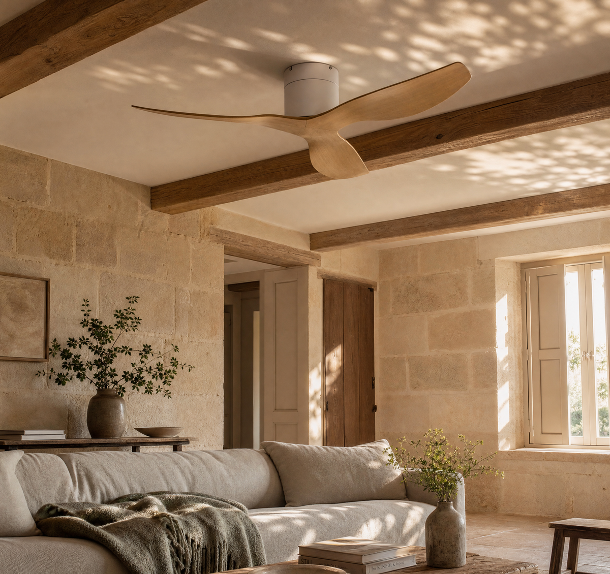 Ventilateur de plafond Ariaze dans un salon lumineux en pierre 