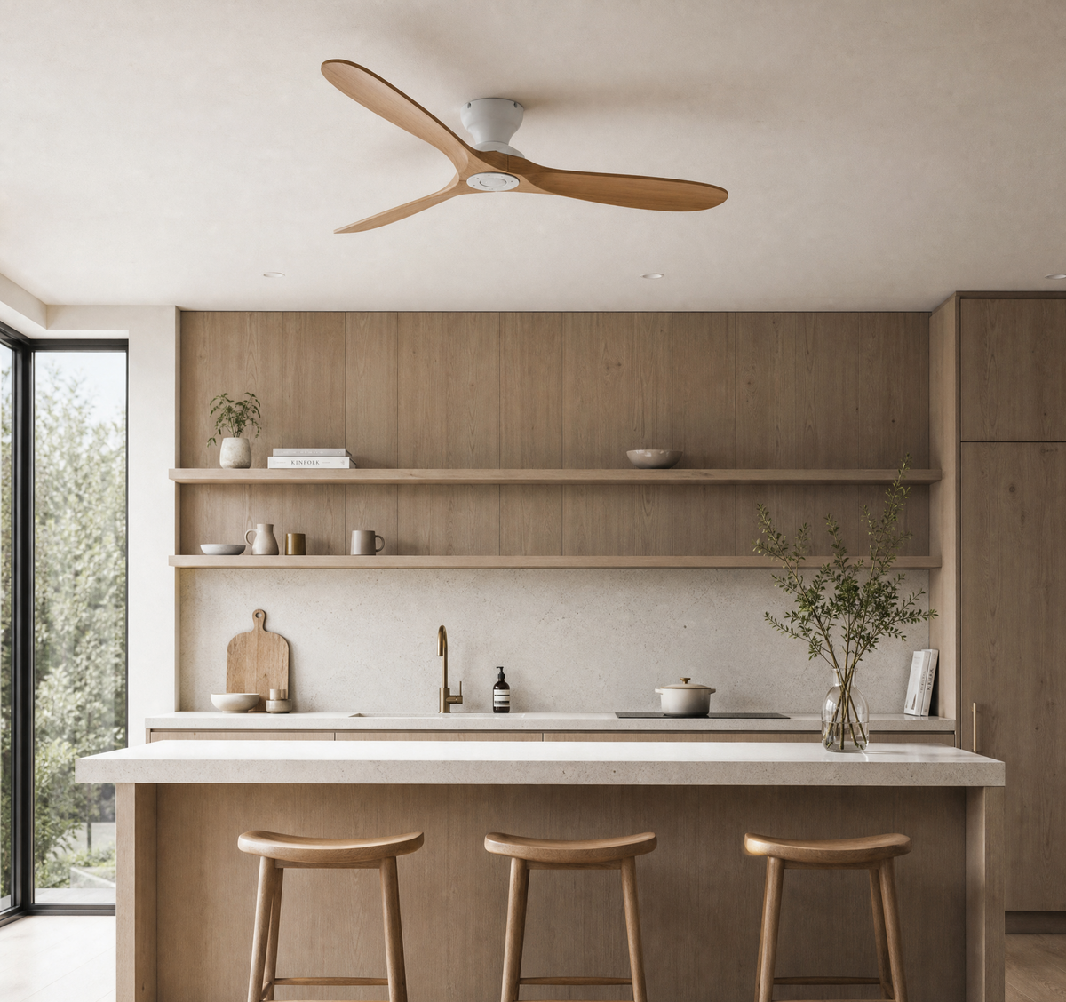 Ventilateur de plafond Ariaze blanc et marron installé dans une cuisine, design naturel 