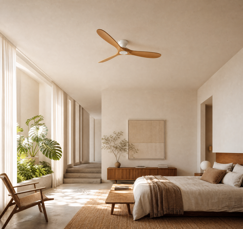 Ventilateur de plafond Ariaze en marron base blanche installé dans un salon moderne, design épuré et silencieux grâce au moteur DC