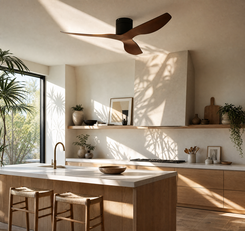Ventilateur de plafond Ariaze a moteur DC silencieux dans une cuisine aménagée lumineuse 