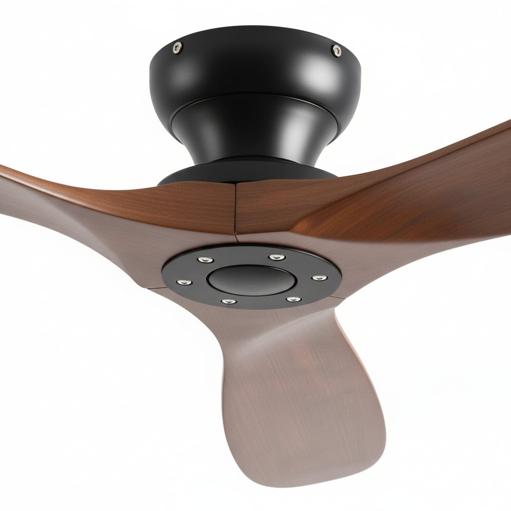Vue de dessous d'un ventilateur Ariaze de plafond avec moteur noir mat et pales en marron.