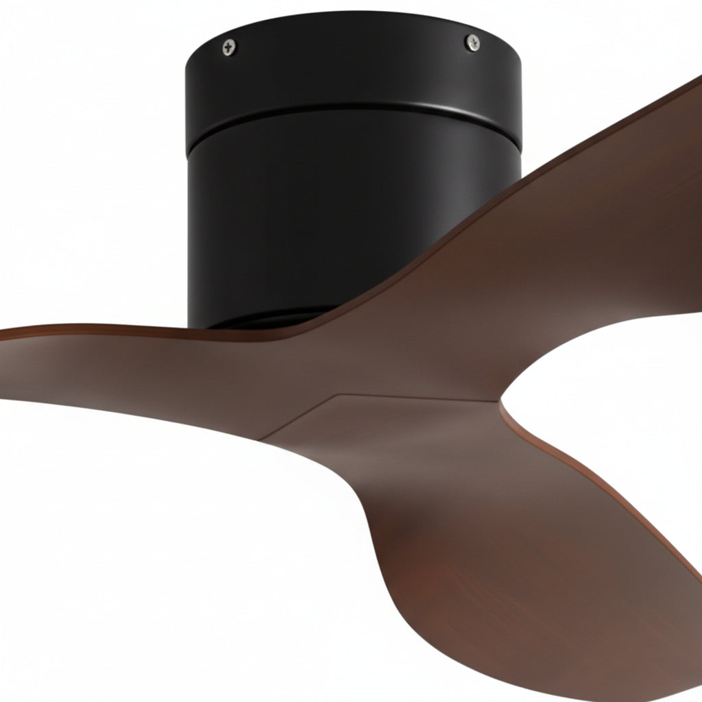 Vue rapprochée du ventilateur de plafond Ariaze noir / marron au profil compact, idéal pour les plafonds bas et fonctionnement silencieux