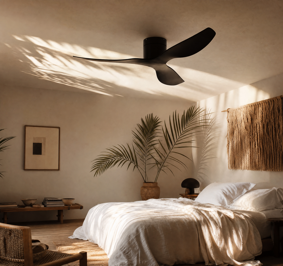 Ventilateur de plafond noir Ariaze installé dans un salon moderne et épuré, design minimaliste et fonctionnement silencieux