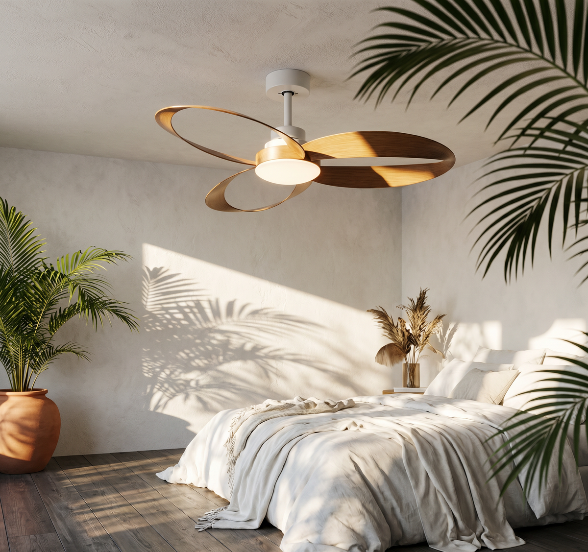 Ventilateur de plafond Ariaze aux pales ovales en bois foncé installé dans une chambre lumineuse au style naturel, moteur DC silencieux