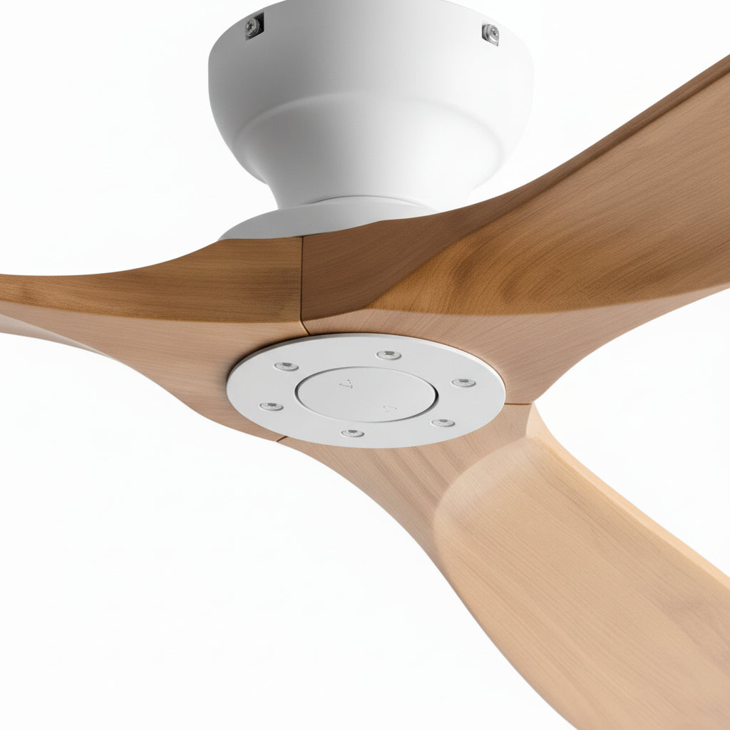 Vue rapprochée du ventilateur de plafond Ariaze aux pales en marron et base blanche, motorisation DC ultra silencieuse