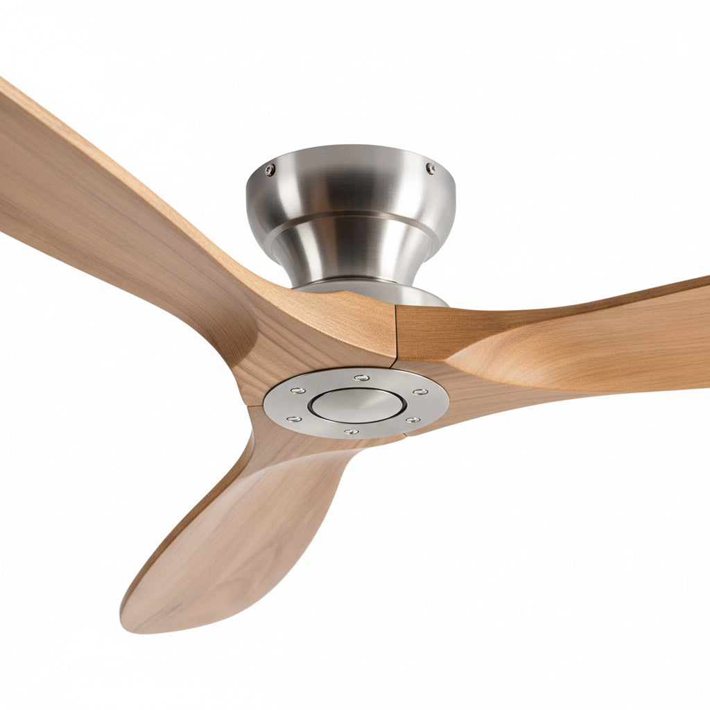 Vue rapprochée du ventilateur de plafond Ariaze aux pales en marron et base chromée, motorisation DC ultra silencieuse